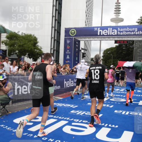29.06.2025 - hella hamburg halbmarathon Michael Strokosch http://msf.ph/oto/8218267 29.06.2025 10:48:35 Ziel 1163, 1176, 2213, 9262, 10000, 10860, 11451, 11579, 12149, 12690, 12840, 13962, 14033, 14990, 15573, 15808, 15917, 17395, 17855, 18251, 18790, 18815, 18923 meine-sportfotos.de