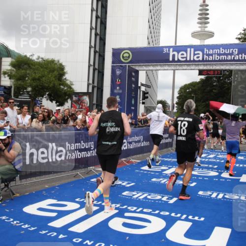 29.06.2025 - hella hamburg halbmarathon Michael Strokosch http://msf.ph/oto/8218278 29.06.2025 10:48:36 Ziel 1163, 1176, 2213, 5421, 10000, 10860, 11451, 11579, 12149, 12690, 12840, 13962, 14033, 14990, 15573, 15808, 15917, 17395, 17855, 18251, 18815 meine-sportfotos.de