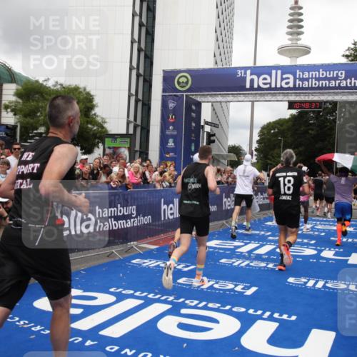 29.06.2025 - hella hamburg halbmarathon Michael Strokosch http://msf.ph/oto/8218334 29.06.2025 10:48:36 Ziel 1163, 1176, 2213, 5421, 10000, 10860, 11451, 11579, 12149, 12690, 12840, 13962, 14033, 14990, 15573, 15808, 15917, 17395, 17855, 18251, 18815 meine-sportfotos.de