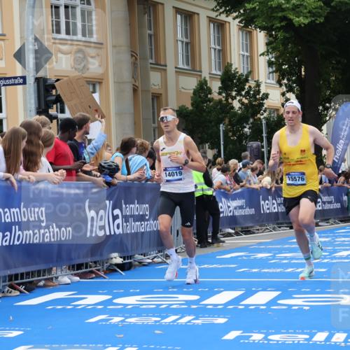 29.06.2025 - hella hamburg halbmarathon Strokosch-Dieckow http://msf.ph/oto/8218339 29.06.2025 10:27:25 Ziel 4678, 9804, 13941, 14019, 15136, 15576, 18567, 19114 meine-sportfotos.de