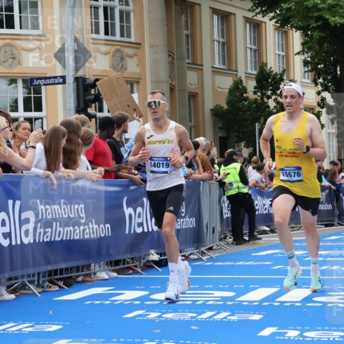 29.06.2025 - hella hamburg halbmarathon Strokosch-Dieckow http://msf.ph/oto/8218349 29.06.2025 10:27:25 Ziel 4678, 9804, 13941, 14019, 15136, 15576, 18567, 19114 meine-sportfotos.de