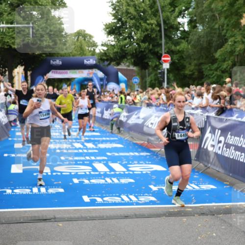 29.06.2025 - hella hamburg halbmarathon Zöllner http://msf.ph/oto/8218353 29.06.2025 10:51:48 Ziel 2396, 6286, 7224, 8710, 8819, 12224, 14458, 15427, 15496, 15727, 15831, 15899, 16907, 17682, 19053 meine-sportfotos.de