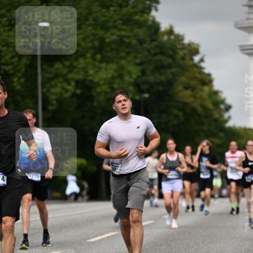 29.06.2025 - hella hamburg halbmarathon Dr. Thomas Lammeyer http://msf.ph/oto/8218375 29.06.2025 10:12:54 Kennedybrücke 1147, 1188, 2427, 2978, 3762, 4859, 5885, 6590, 6674, 7198, 7348, 7453, 9457, 9718, 9823, 9951, 9958, 9966, 10035, 10092, 10194, 10609, 10857 meine-sportfotos.de