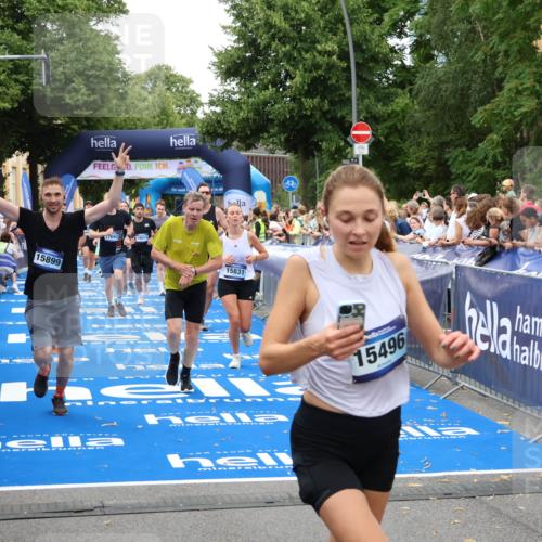 29.06.2025 - hella hamburg halbmarathon Zöllner http://msf.ph/oto/8218404 29.06.2025 10:51:49 Ziel 2396, 6286, 7224, 8710, 8819, 9793, 12224, 15427, 15496, 15727, 15831, 15899, 16907, 17682, 19053 meine-sportfotos.de