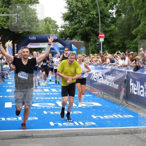 29.06.2025 - hella hamburg halbmarathon Zöllner http://msf.ph/oto/8218416 29.06.2025 10:51:50 Ziel 2396, 6286, 7224, 8710, 8819, 9793, 9959, 12224, 15427, 15727, 15831, 15899, 16907, 17682, 19053, 19137 meine-sportfotos.de