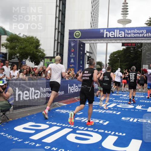 29.06.2025 - hella hamburg halbmarathon Michael Strokosch http://msf.ph/oto/8218436 29.06.2025 10:48:37 Ziel 1163, 1176, 2213, 5421, 10000, 10860, 11451, 11579, 12149, 12690, 13962, 14033, 14990, 15573, 15808, 15917, 17395, 18251, 18815 meine-sportfotos.de
