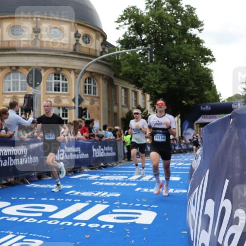 29.06.2025 - hella hamburg halbmarathon Strokosch-Dieckow http://msf.ph/oto/8218447 29.06.2025 10:27:32 Ziel 2203, 4678, 7651, 8731, 9804, 10655, 12341, 13941, 17354, 18567, 18832, 19114 meine-sportfotos.de