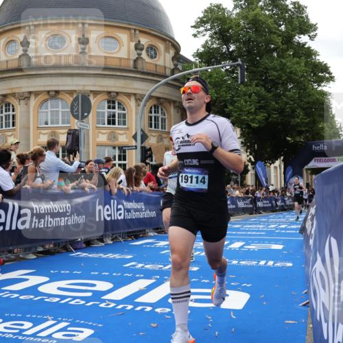 29.06.2025 - hella hamburg halbmarathon Strokosch-Dieckow http://msf.ph/oto/8218475 29.06.2025 10:27:32 Ziel 2203, 4678, 7651, 8731, 9804, 10655, 12341, 13941, 17354, 18567, 18832, 19114 meine-sportfotos.de