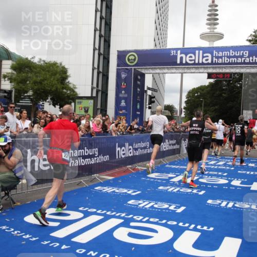 29.06.2025 - hella hamburg halbmarathon Michael Strokosch http://msf.ph/oto/8218528 29.06.2025 10:48:38 Ziel 1163, 1176, 2213, 4553, 5421, 9538, 10000, 10859, 10860, 11579, 12149, 12690, 13962, 14033, 15573, 15808, 15917, 17395, 18251, 18815 meine-sportfotos.de