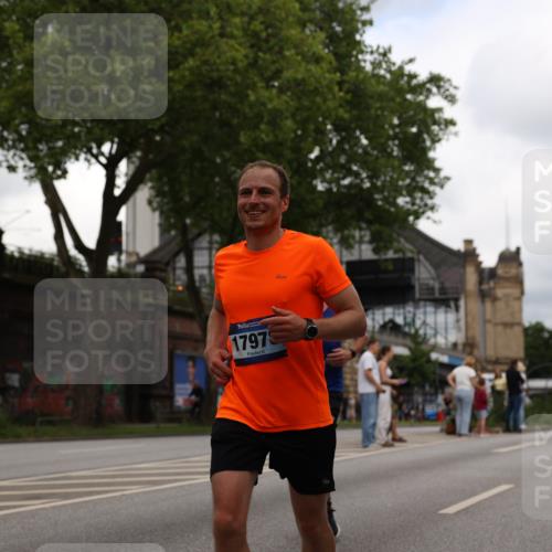 29.06.2025 - hella hamburg halbmarathon Yannick Fuchs http://msf.ph/oto/8218537 29.06.2025 10:45:55 20KM 2287, 2364, 2396, 2397, 2595, 2670, 2818, 4140, 4814, 5008, 5102, 6286, 6657, 6776, 7409, 7724, 7786, 8371, 8413, 8710, 8856, 9074, 9082, 9656, 9869, 11551, 11791, 12224, 12367, 12580, 13015, 13047, 13051, 13726, 13792, 14122, 14561, 14865, 14994, 15356, 15643, 15727, 15829, 15831, 16003, 16179, 16591, 17033, 17682, 17815, 17962, 17978, 17997, 18019, 18475, 18869, 18982 meine-sportfotos.de