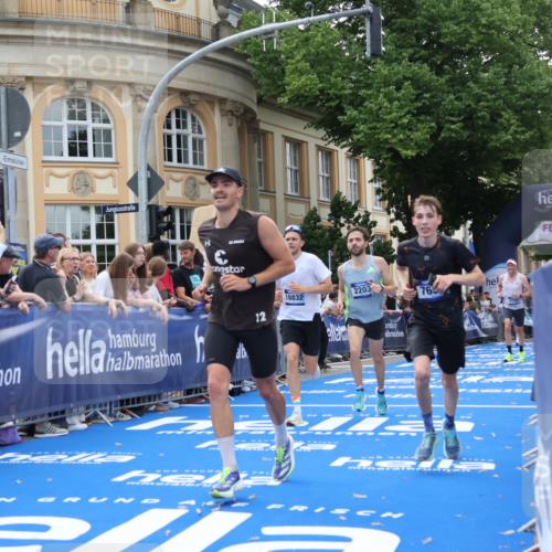 29.06.2025 - hella hamburg halbmarathon Strokosch-Dieckow http://msf.ph/oto/8218548 29.06.2025 10:27:38 Ziel 1122, 2203, 5367, 7651, 8731, 10655, 12341, 17354, 17893, 18832 meine-sportfotos.de