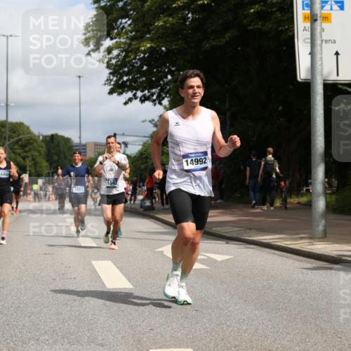 29.06.2025 - hella hamburg halbmarathon Yannick Fuchs http://msf.ph/oto/8218549 29.06.2025 10:32:58 20KM 1042, 1615, 1688, 1710, 2262, 2296, 2745, 2849, 3530, 4148, 5091, 5248, 6095, 7110, 7229, 8002, 8091, 9171, 11049, 11379, 11952, 12915, 13755, 14688, 14992, 16075, 17623, 18276, 18529, 18584, 18761 meine-sportfotos.de