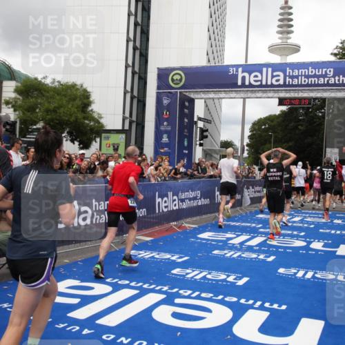 29.06.2025 - hella hamburg halbmarathon Michael Strokosch http://msf.ph/oto/8218572 29.06.2025 10:48:38 Ziel 1163, 1176, 2213, 4553, 5421, 9538, 10000, 10859, 10860, 11579, 12149, 12690, 13962, 14033, 15573, 15808, 15917, 17395, 18251, 18815 meine-sportfotos.de