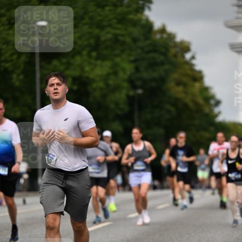29.06.2025 - hella hamburg halbmarathon Dr. Thomas Lammeyer http://msf.ph/oto/8218587 29.06.2025 10:12:55 Kennedybrücke 1147, 1188, 1823, 2427, 2978, 3762, 4859, 5885, 6590, 6674, 7198, 7348, 7453, 9457, 9718, 9823, 9951, 9958, 10035, 10092, 10194, 10609, 10857 meine-sportfotos.de