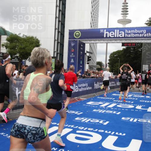 29.06.2025 - hella hamburg halbmarathon Michael Strokosch http://msf.ph/oto/8218613 29.06.2025 10:48:38 Ziel 1163, 1176, 2213, 4553, 5421, 9538, 10000, 10859, 10860, 11579, 12149, 12690, 13962, 14033, 15573, 15808, 15917, 17395, 18251, 18815 meine-sportfotos.de