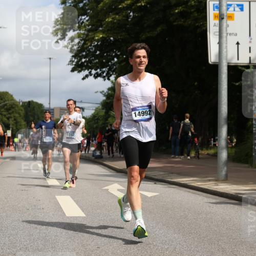 29.06.2025 - hella hamburg halbmarathon Yannick Fuchs http://msf.ph/oto/8218632 29.06.2025 10:32:58 20KM 1042, 1615, 1688, 1710, 2262, 2296, 2745, 2849, 3530, 4148, 5091, 5248, 6095, 7110, 7229, 8002, 8091, 9171, 11049, 11379, 11952, 12915, 13755, 14688, 14992, 16075, 17623, 18276, 18529, 18584, 18761 meine-sportfotos.de