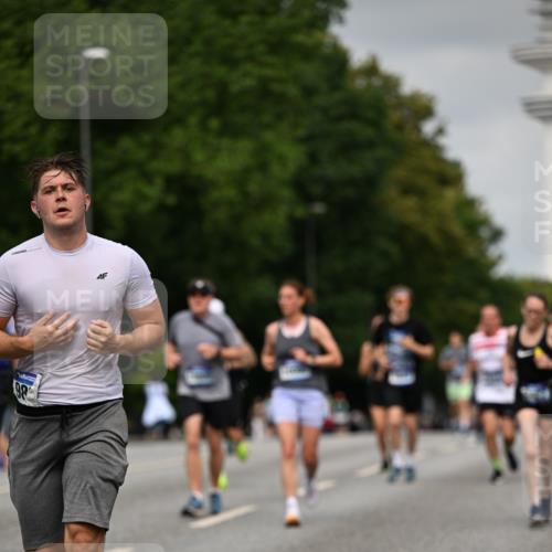29.06.2025 - hella hamburg halbmarathon Dr. Thomas Lammeyer http://msf.ph/oto/8218639 29.06.2025 10:12:55 Kennedybrücke 1147, 1188, 1823, 2427, 2978, 3762, 4859, 5885, 6590, 6674, 7198, 7348, 7453, 9457, 9718, 9823, 9951, 9958, 10035, 10092, 10194, 10609, 10857 meine-sportfotos.de