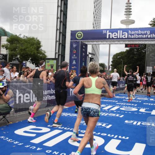 29.06.2025 - hella hamburg halbmarathon Michael Strokosch http://msf.ph/oto/8218669 29.06.2025 10:48:39 Ziel 1163, 1176, 2213, 4553, 5421, 9538, 10000, 10859, 10860, 11579, 12149, 12690, 14033, 15573, 15808, 15917, 17395, 18251, 18815 meine-sportfotos.de