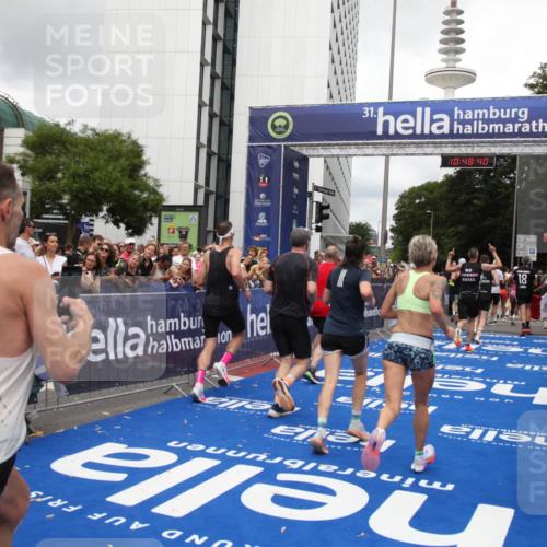 29.06.2025 - hella hamburg halbmarathon Michael Strokosch http://msf.ph/oto/8218687 29.06.2025 10:48:39 Ziel 1163, 1176, 2213, 4553, 5421, 9538, 10000, 10859, 10860, 11579, 12149, 12690, 14033, 15573, 15808, 15917, 17395, 18251, 18815 meine-sportfotos.de