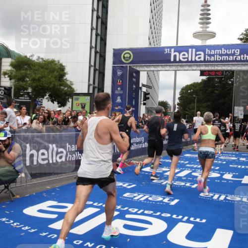 29.06.2025 - hella hamburg halbmarathon Michael Strokosch http://msf.ph/oto/8218706 29.06.2025 10:48:39 Ziel 1163, 1176, 2213, 4553, 5421, 9538, 10000, 10859, 10860, 11579, 12149, 12690, 14033, 15573, 15808, 15917, 17395, 18251, 18815 meine-sportfotos.de