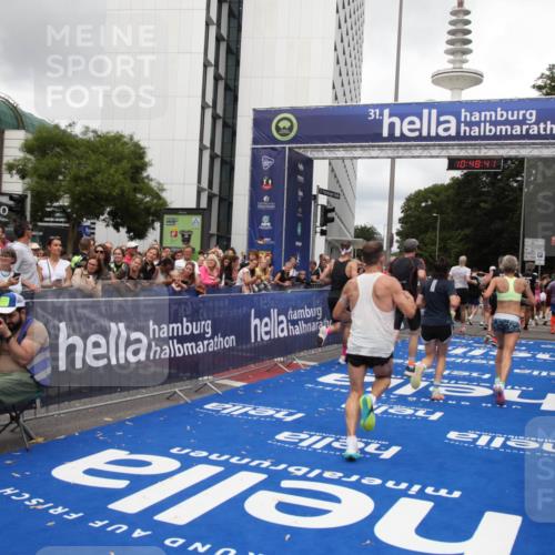 29.06.2025 - hella hamburg halbmarathon Michael Strokosch http://msf.ph/oto/8218722 29.06.2025 10:48:40 Ziel 1163, 1176, 2213, 4553, 5421, 9538, 10000, 10859, 10860, 11579, 14511, 15573, 15808, 15917, 18251, 18815 meine-sportfotos.de