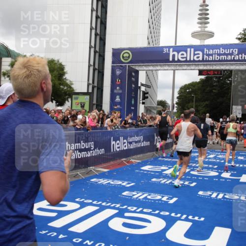 29.06.2025 - hella hamburg halbmarathon Michael Strokosch http://msf.ph/oto/8218746 29.06.2025 10:48:40 Ziel 1163, 1176, 2213, 4553, 5421, 9538, 10000, 10859, 10860, 11579, 14511, 15573, 15808, 15917, 18251, 18815 meine-sportfotos.de