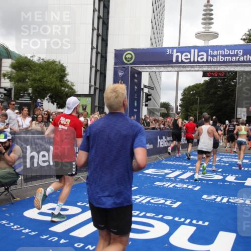 29.06.2025 - hella hamburg halbmarathon Michael Strokosch http://msf.ph/oto/8218785 29.06.2025 10:48:40 Ziel 1163, 1176, 2213, 4553, 5421, 9538, 10000, 10859, 10860, 11579, 14511, 15573, 15808, 15917, 18251, 18815 meine-sportfotos.de