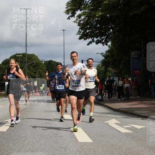 29.06.2025 - hella hamburg halbmarathon Yannick Fuchs http://msf.ph/oto/8218787 29.06.2025 10:32:59 20KM 1042, 1615, 1688, 1710, 2262, 2296, 2745, 2849, 3530, 4148, 5091, 5248, 6095, 7110, 7229, 8002, 8091, 11049, 11379, 11952, 12915, 13755, 14688, 14992, 16075, 17154, 17623, 17722, 18276, 18529, 18584, 18761 meine-sportfotos.de