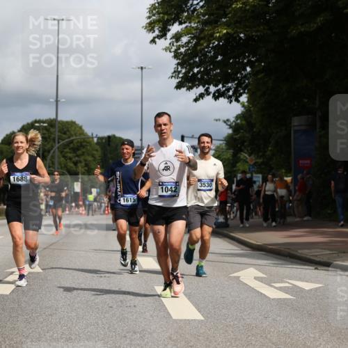29.06.2025 - hella hamburg halbmarathon Yannick Fuchs http://msf.ph/oto/8218834 29.06.2025 10:32:59 20KM 1042, 1615, 1688, 1710, 2262, 2296, 2745, 2849, 3530, 4148, 5091, 5248, 6095, 7110, 7229, 8002, 8091, 11049, 11379, 11952, 12915, 13755, 14688, 14992, 16075, 17154, 17623, 17722, 18276, 18529, 18584, 18761 meine-sportfotos.de