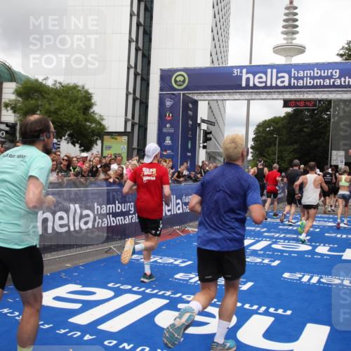 29.06.2025 - hella hamburg halbmarathon Michael Strokosch http://msf.ph/oto/8218835 29.06.2025 10:48:41 Ziel 1163, 1176, 2213, 4553, 5421, 9538, 10000, 10859, 11579, 14511, 15573, 15917, 17127, 18815 meine-sportfotos.de