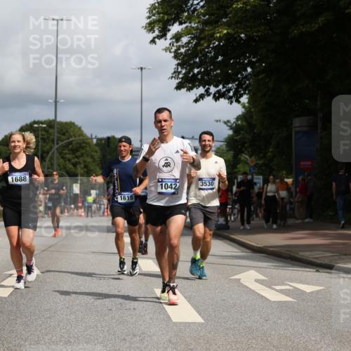 29.06.2025 - hella hamburg halbmarathon Yannick Fuchs http://msf.ph/oto/8218851 29.06.2025 10:32:59 20KM 1042, 1615, 1688, 1710, 2262, 2296, 2745, 2849, 3530, 4148, 5091, 5248, 6095, 7110, 7229, 8002, 8091, 11049, 11379, 11952, 12915, 13755, 14688, 14992, 16075, 17154, 17623, 17722, 18276, 18529, 18584, 18761 meine-sportfotos.de