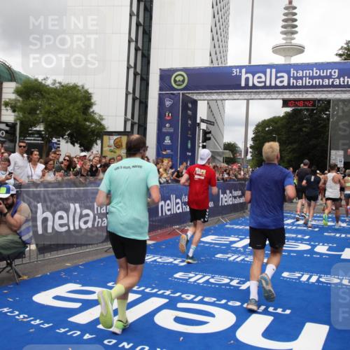 29.06.2025 - hella hamburg halbmarathon Michael Strokosch http://msf.ph/oto/8218854 29.06.2025 10:48:41 Ziel 1163, 1176, 2213, 4553, 5421, 9538, 10000, 10859, 11579, 14511, 15573, 15917, 17127, 18815 meine-sportfotos.de