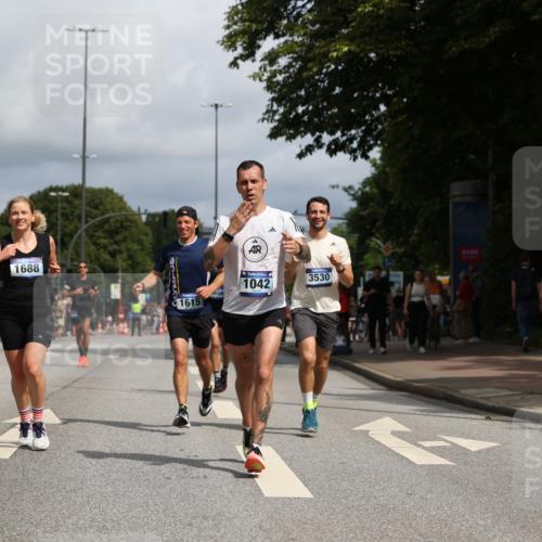 29.06.2025 - hella hamburg halbmarathon Yannick Fuchs http://msf.ph/oto/8218865 29.06.2025 10:32:59 20KM 1042, 1615, 1688, 1710, 2262, 2296, 2745, 2849, 3530, 4148, 5091, 5248, 6095, 7110, 7229, 8002, 8091, 11049, 11379, 11952, 12915, 13755, 14688, 14992, 16075, 17154, 17623, 17722, 18276, 18529, 18584, 18761 meine-sportfotos.de