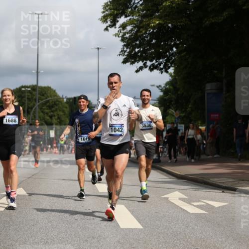 29.06.2025 - hella hamburg halbmarathon Yannick Fuchs http://msf.ph/oto/8218878 29.06.2025 10:32:59 20KM 1042, 1615, 1688, 1710, 2262, 2296, 2745, 2849, 3530, 4148, 5091, 5248, 6095, 7110, 7229, 8002, 8091, 11049, 11379, 11952, 12915, 13755, 14688, 14992, 16075, 17154, 17623, 17722, 18276, 18529, 18584, 18761 meine-sportfotos.de