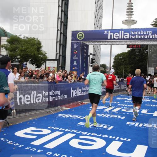 29.06.2025 - hella hamburg halbmarathon Michael Strokosch http://msf.ph/oto/8218886 29.06.2025 10:48:42 Ziel 1163, 1176, 2213, 4553, 5421, 9538, 10859, 11579, 14511, 15384, 15573, 17127, 18815 meine-sportfotos.de