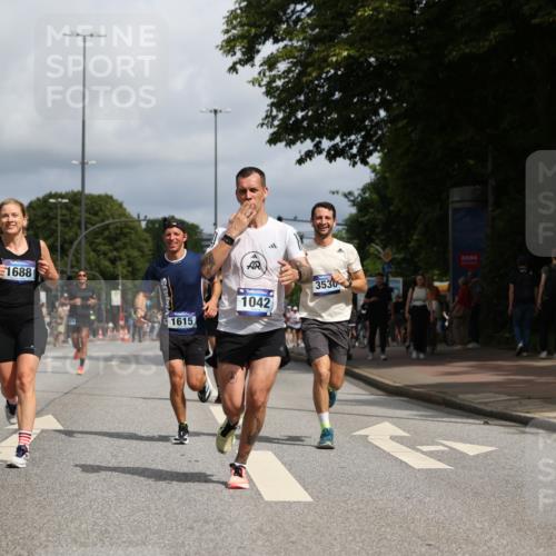 29.06.2025 - hella hamburg halbmarathon Yannick Fuchs http://msf.ph/oto/8218903 29.06.2025 10:32:59 20KM 1042, 1615, 1688, 1710, 2262, 2296, 2745, 2849, 3530, 4148, 5091, 5248, 6095, 7110, 7229, 8002, 8091, 11049, 11379, 11952, 12915, 13755, 14688, 14992, 16075, 17154, 17623, 17722, 18276, 18529, 18584, 18761 meine-sportfotos.de