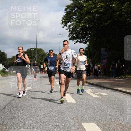 29.06.2025 - hella hamburg halbmarathon Yannick Fuchs http://msf.ph/oto/8219054 29.06.2025 10:33:00 20KM 1042, 1615, 1688, 1710, 2262, 2296, 2745, 2849, 3014, 3530, 4148, 5091, 5248, 6095, 7110, 7229, 8002, 8091, 11049, 11379, 12915, 13755, 14688, 14992, 16075, 17154, 17623, 17722, 18276, 18529, 18584, 18761 meine-sportfotos.de