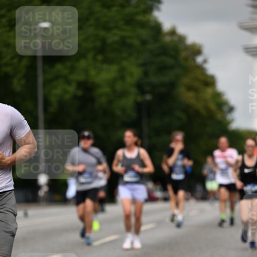 29.06.2025 - hella hamburg halbmarathon Dr. Thomas Lammeyer http://msf.ph/oto/8219060 29.06.2025 10:12:56 Kennedybrücke 1147, 1188, 1823, 2427, 2978, 3762, 4859, 5885, 6590, 6674, 7198, 7348, 7453, 9457, 9718, 9823, 9951, 9958, 10035, 10092, 10194, 10609, 10857 meine-sportfotos.de