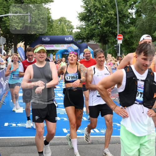 29.06.2025 - hella hamburg halbmarathon Zöllner http://msf.ph/oto/8219062 29.06.2025 10:52:01 Ziel 2818, 2823, 2880, 4033, 4297, 5102, 5336, 6390, 7130, 7409, 7724, 8413, 8856, 8977, 10057, 13799, 15356, 15690, 17962, 17978, 18869 meine-sportfotos.de