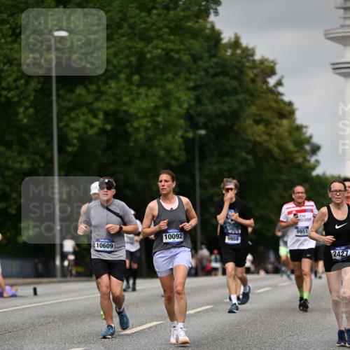 29.06.2025 - hella hamburg halbmarathon Dr. Thomas Lammeyer http://msf.ph/oto/8219085 29.06.2025 10:12:56 Kennedybrücke 1147, 1188, 1823, 2427, 2978, 3762, 4859, 5885, 6590, 6674, 7198, 7348, 7453, 9457, 9718, 9823, 9951, 9958, 10035, 10092, 10194, 10609, 10857 meine-sportfotos.de
