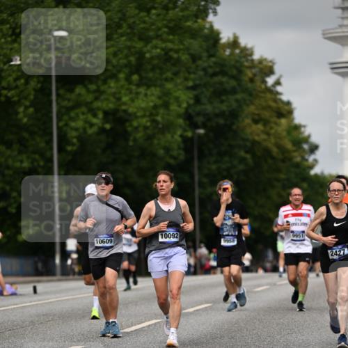 29.06.2025 - hella hamburg halbmarathon Dr. Thomas Lammeyer http://msf.ph/oto/8219091 29.06.2025 10:12:57 Kennedybrücke 1147, 1188, 1823, 2427, 2978, 3762, 4592, 4859, 5885, 6590, 6674, 7198, 7348, 7453, 9457, 9718, 9823, 9951, 9958, 10035, 10092, 10194, 10609, 10857 meine-sportfotos.de