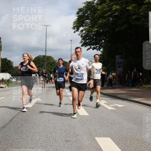 29.06.2025 - hella hamburg halbmarathon Yannick Fuchs http://msf.ph/oto/8219104 29.06.2025 10:33:00 20KM 1042, 1615, 1688, 1710, 2262, 2296, 2745, 2849, 3014, 3530, 4148, 5091, 5248, 6095, 7110, 7229, 8002, 8091, 11049, 11379, 12915, 13755, 14688, 14992, 16075, 17154, 17623, 17722, 18276, 18529, 18584, 18761 meine-sportfotos.de