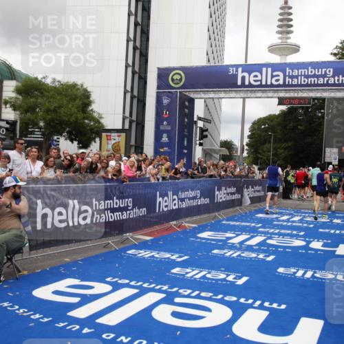 29.06.2025 - hella hamburg halbmarathon Michael Strokosch http://msf.ph/oto/8219140 29.06.2025 10:48:46 Ziel 1094, 2442, 4553, 9538, 10859, 12533, 14511, 15384, 17127 meine-sportfotos.de