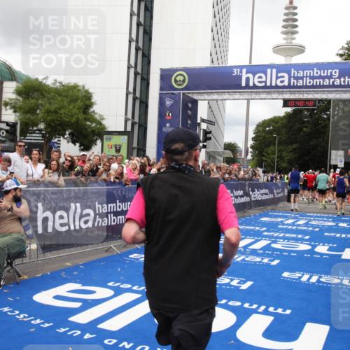 29.06.2025 - hella hamburg halbmarathon Michael Strokosch http://msf.ph/oto/8219175 29.06.2025 10:48:47 Ziel 1094, 1884, 2442, 4553, 9482, 9538, 10859, 11519, 12533, 14511, 15384, 17127 meine-sportfotos.de