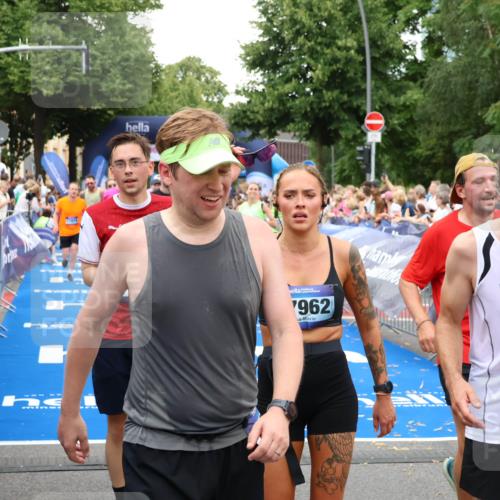29.06.2025 - hella hamburg halbmarathon Zöllner http://msf.ph/oto/8219177 29.06.2025 10:52:03 Ziel 4033, 5102, 5336, 6390, 7130, 7409, 7724, 8413, 8977, 10057, 15356, 15506, 15690, 16179, 17978, 18869 meine-sportfotos.de