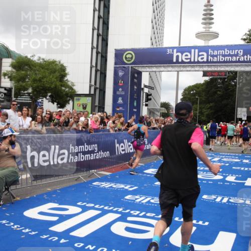 29.06.2025 - hella hamburg halbmarathon Michael Strokosch http://msf.ph/oto/8219197 29.06.2025 10:48:48 Ziel 1094, 1884, 1892, 2442, 9482, 11519, 12533, 14511, 15384, 17007, 17127 meine-sportfotos.de