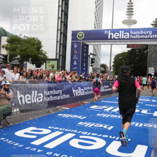 29.06.2025 - hella hamburg halbmarathon Michael Strokosch http://msf.ph/oto/8219209 29.06.2025 10:48:48 Ziel 1094, 1884, 1892, 2442, 9482, 11519, 12533, 14511, 15384, 17007, 17127 meine-sportfotos.de