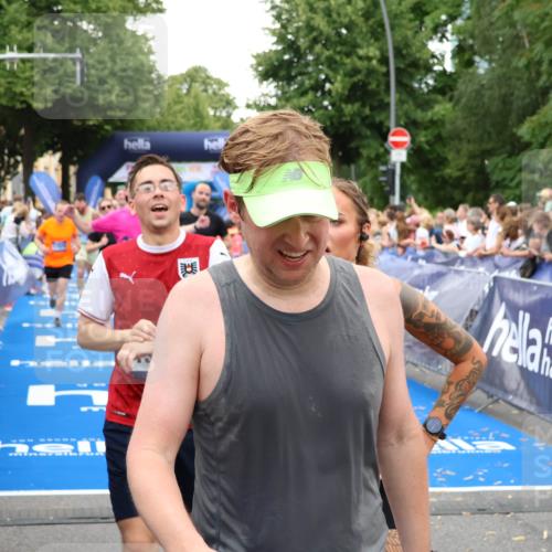 29.06.2025 - hella hamburg halbmarathon Zöllner http://msf.ph/oto/8219225 29.06.2025 10:52:04 Ziel 4033, 5336, 6390, 7130, 7409, 7724, 8413, 8977, 10057, 15356, 15506, 16179, 17978, 18869 meine-sportfotos.de