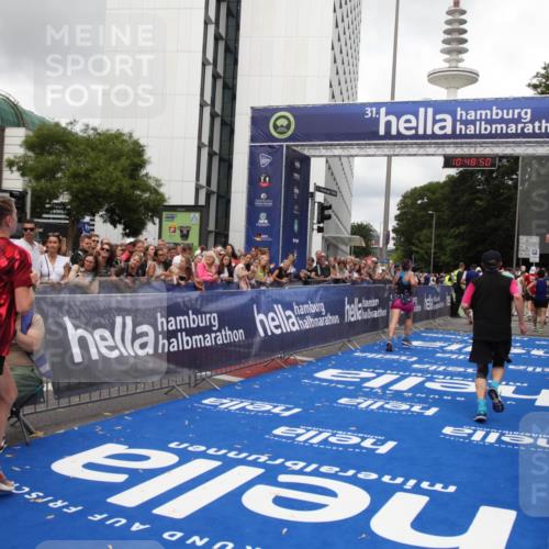 29.06.2025 - hella hamburg halbmarathon Michael Strokosch http://msf.ph/oto/8219262 29.06.2025 10:48:49 Ziel 1094, 1884, 1892, 2442, 9482, 11519, 12533, 14511, 15384, 16653, 17007, 17127 meine-sportfotos.de