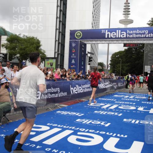 29.06.2025 - hella hamburg halbmarathon Michael Strokosch http://msf.ph/oto/8219282 29.06.2025 10:48:50 Ziel 1094, 1884, 1892, 2442, 9482, 11519, 12533, 15309, 15384, 16653, 17007, 17127 meine-sportfotos.de